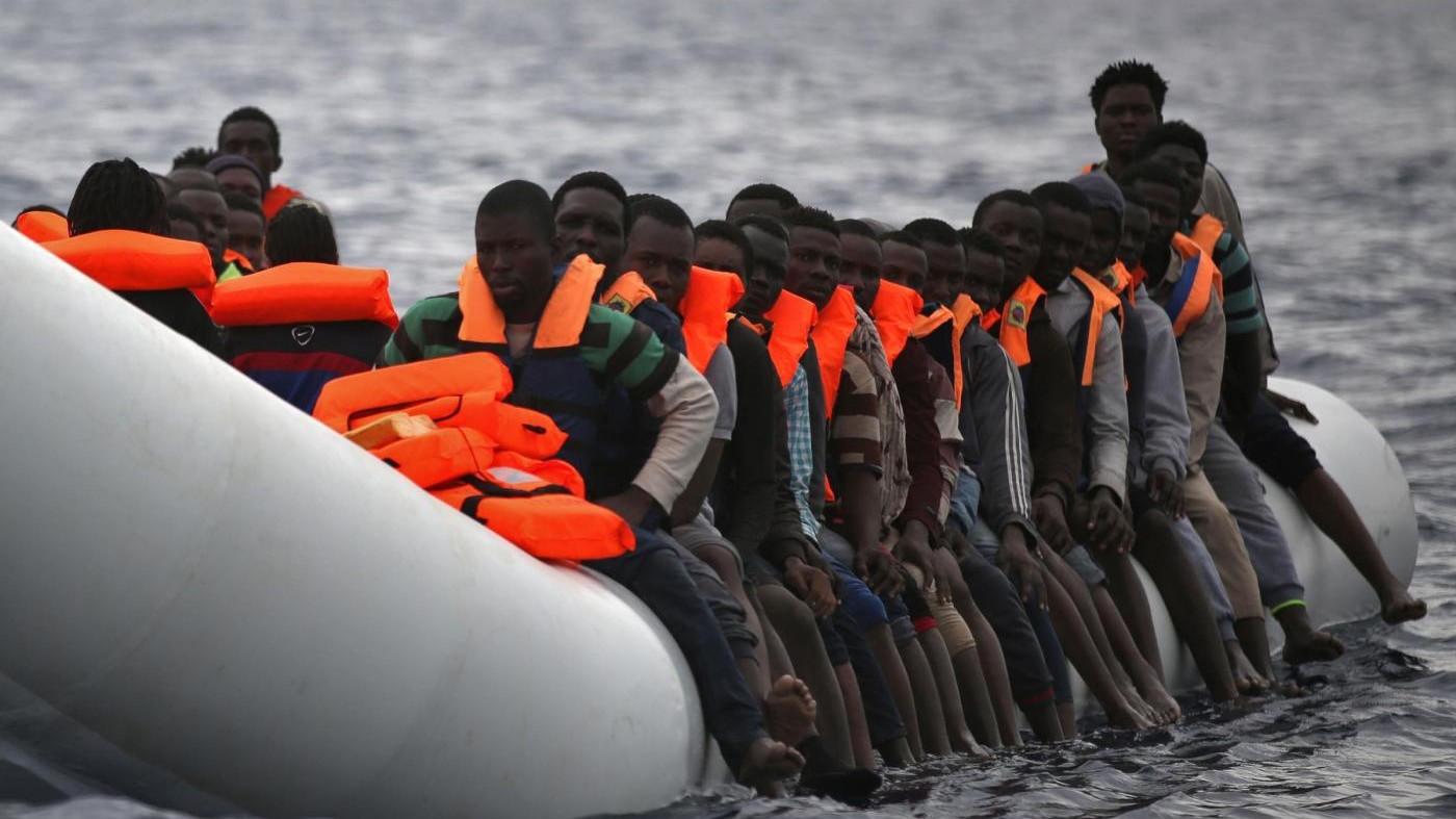 Migranti, naufragio a largo della Libia: 6 morti, 100 dispersi