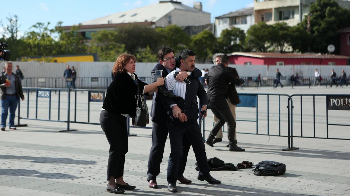 FOTO Turchia, spari contro giornalista Dundar davanti al tribunale di Istanbul