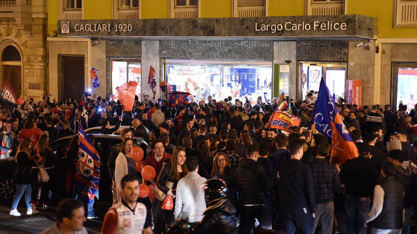 Cagliari in serie A, tifosi in festa in città per la promozione