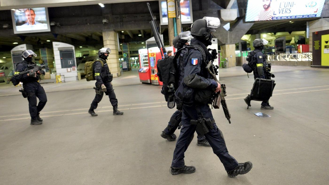 Francia, Cazeneuve: Sventato attentato, arrestati 7 sospetti
