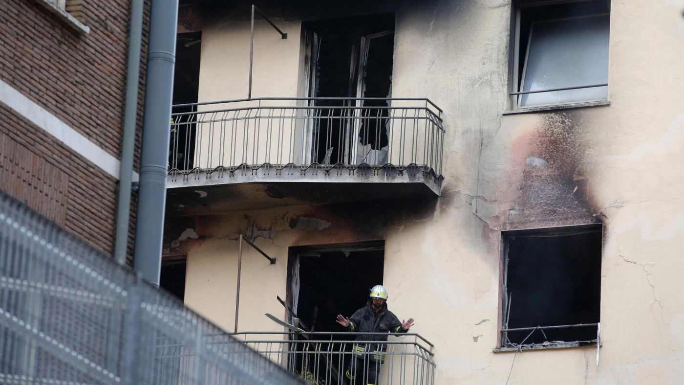 FOTO Roma, in fiamme sede Mef in via Lucania