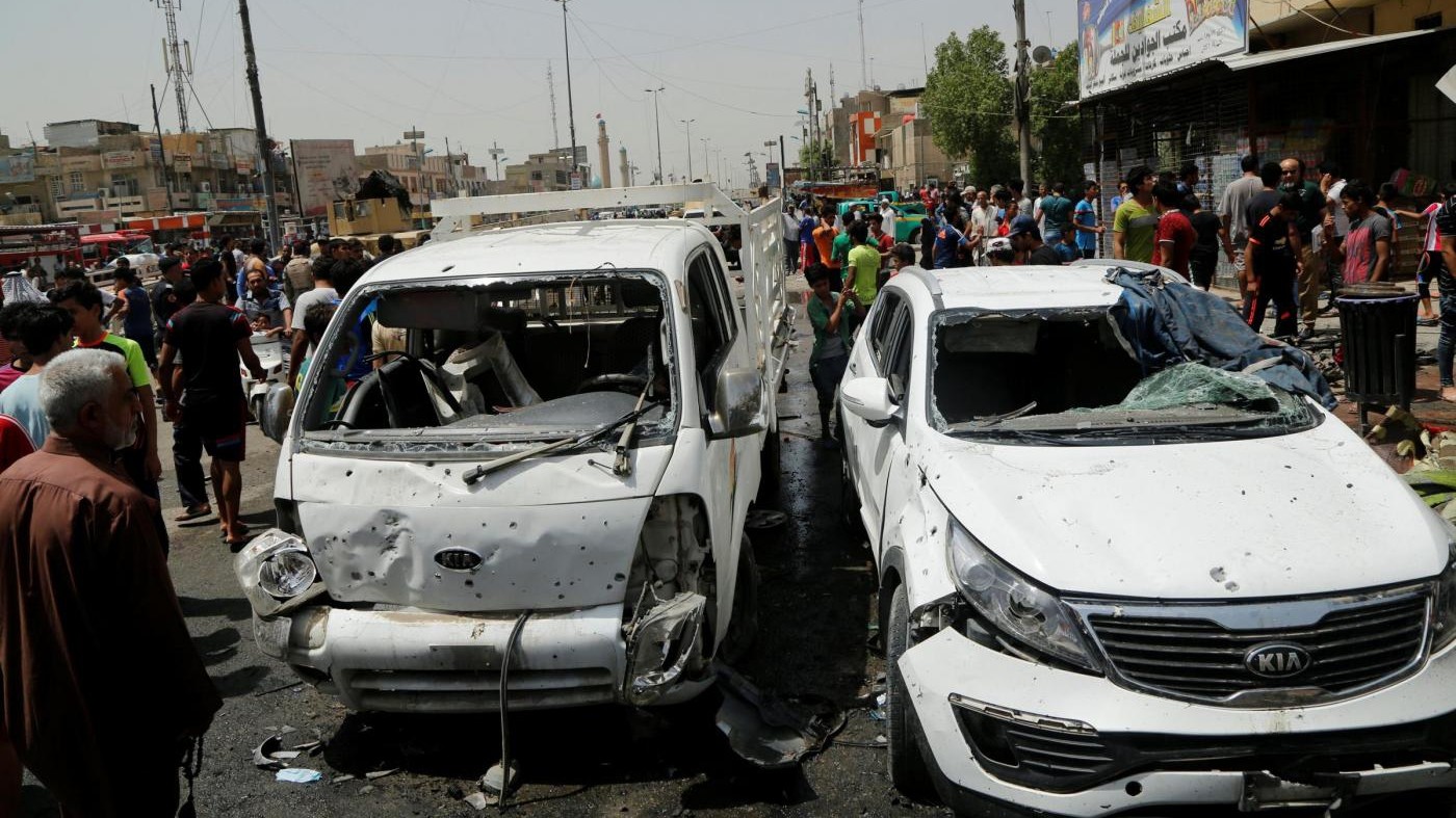 FOTO – Iraq, attentato Isis con autobomba a Baghdad: 64 morti