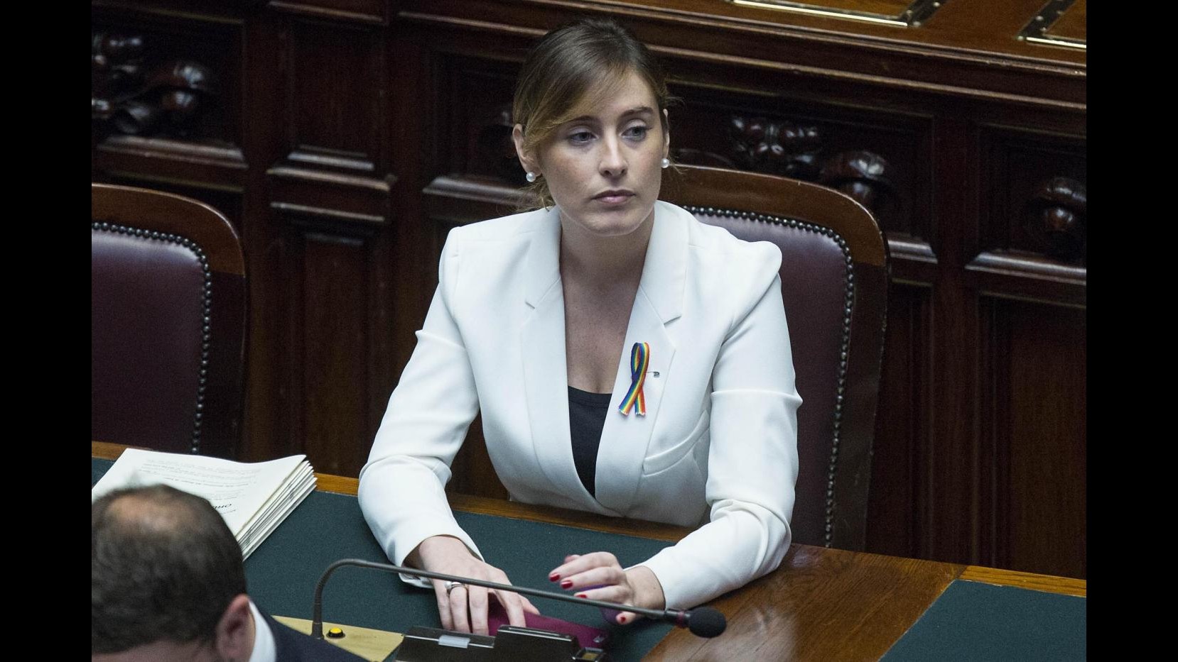 FOTO Unioni civili, Boschi alla Camera con la spilla arcobaleno