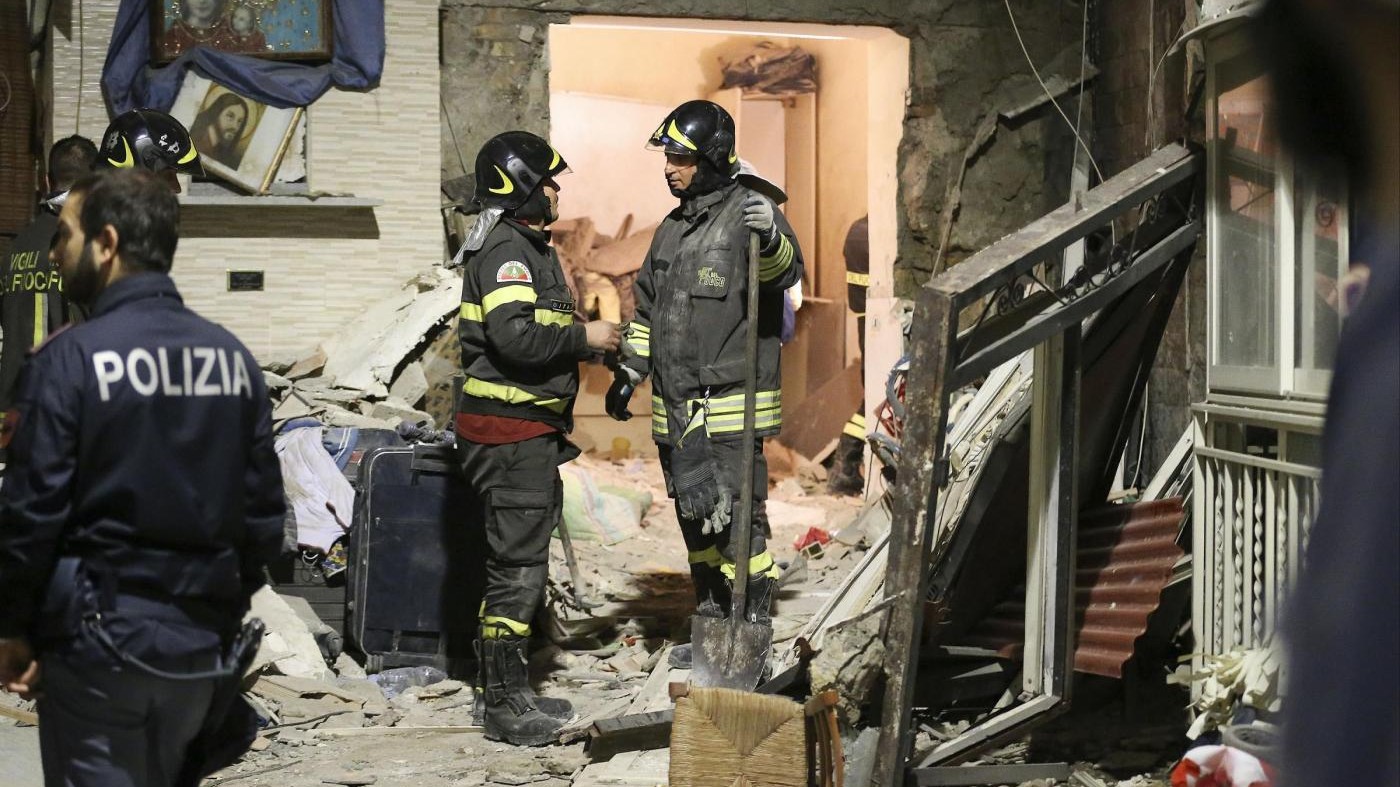FOTO – Napoli, scoppia una bombola in un palazzo a Forcella