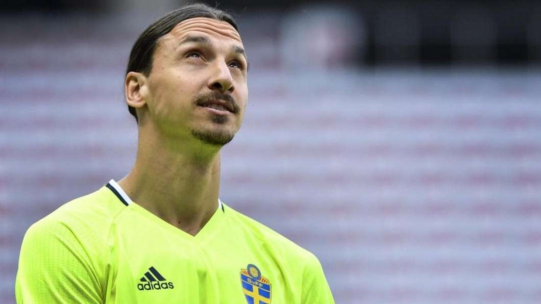 Ibra miglior giocator svedese 2016, Stoccolma gli dedica statua