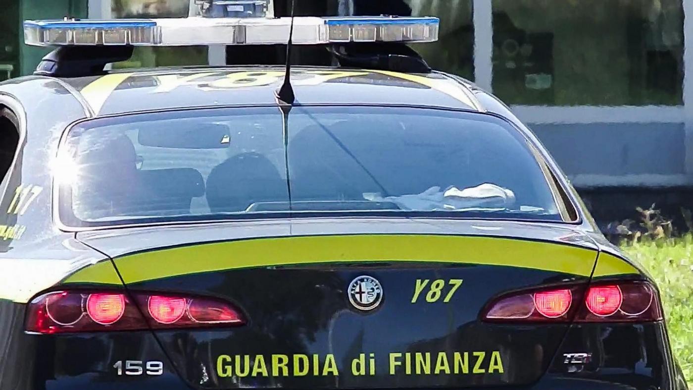 Palermo, sigarette nascoste nei pannolini per bimbi: un arresto