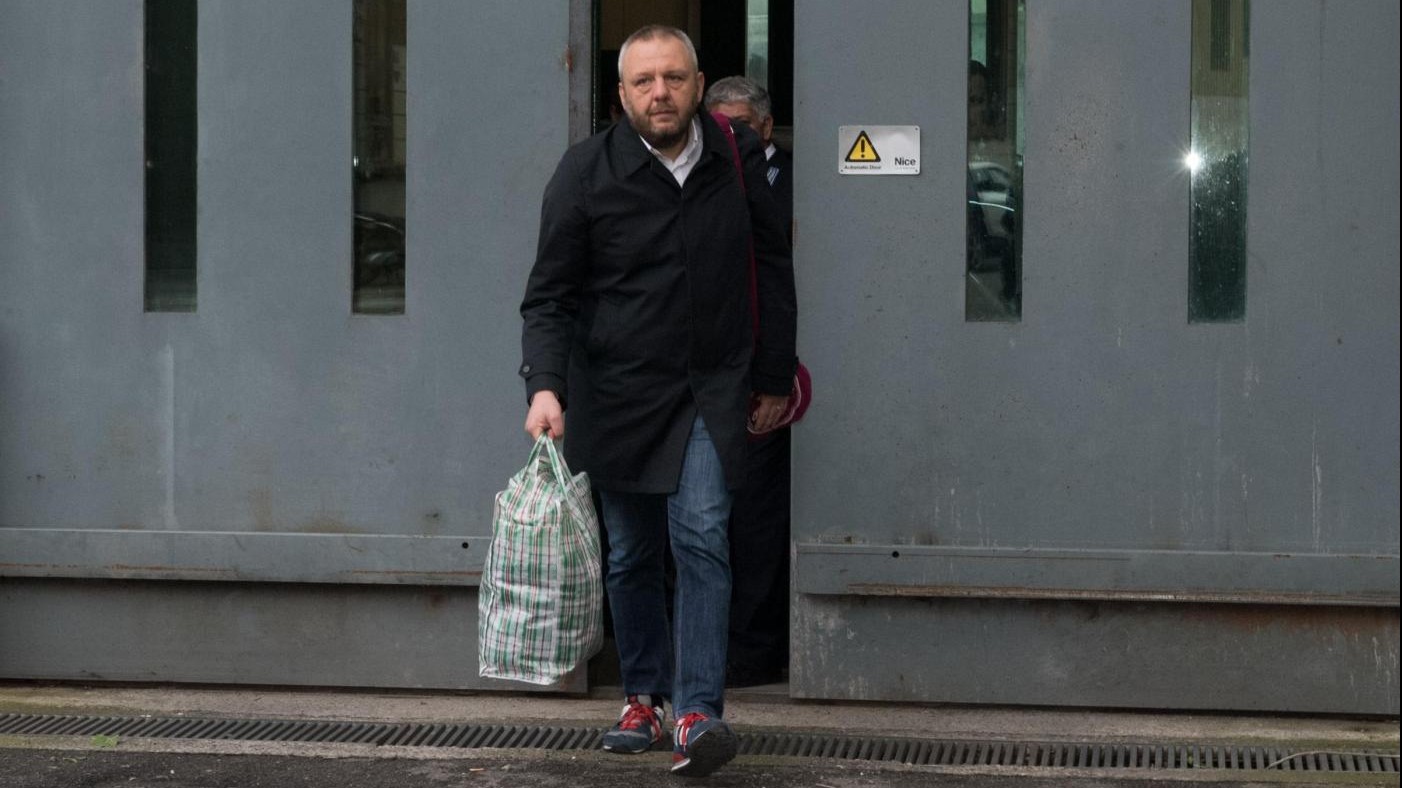 FOTO Il sindaco di Lodi Uggetti esce da San Vittore a Milano