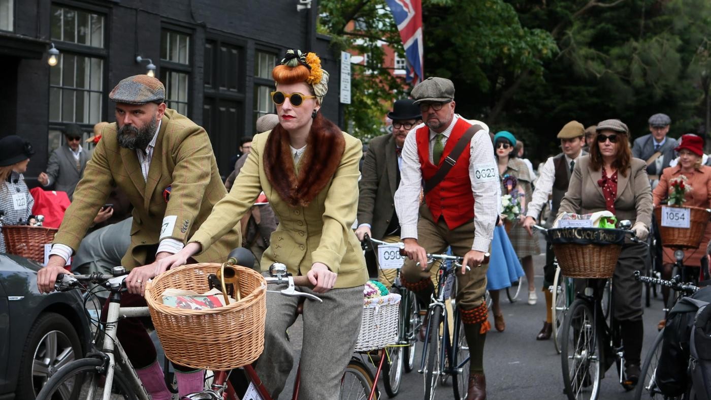 Londra, la tradizionale corsa in bici Tweed Run
