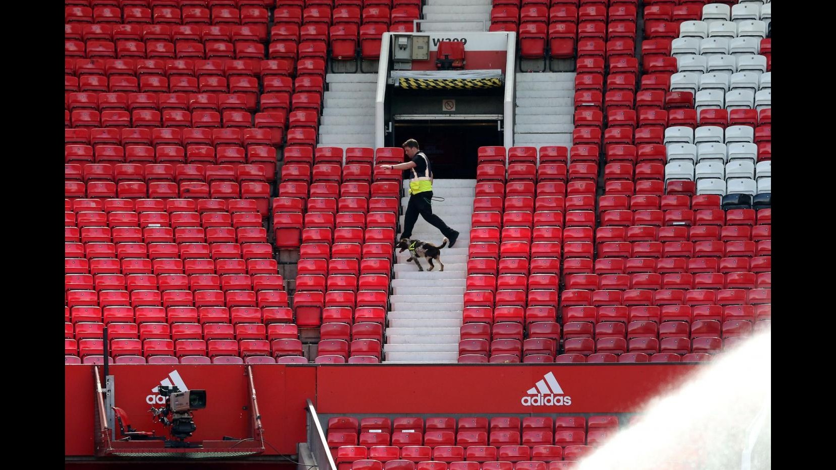 Manchester: allarme bomba a Old Trafford, evacuato stadio
