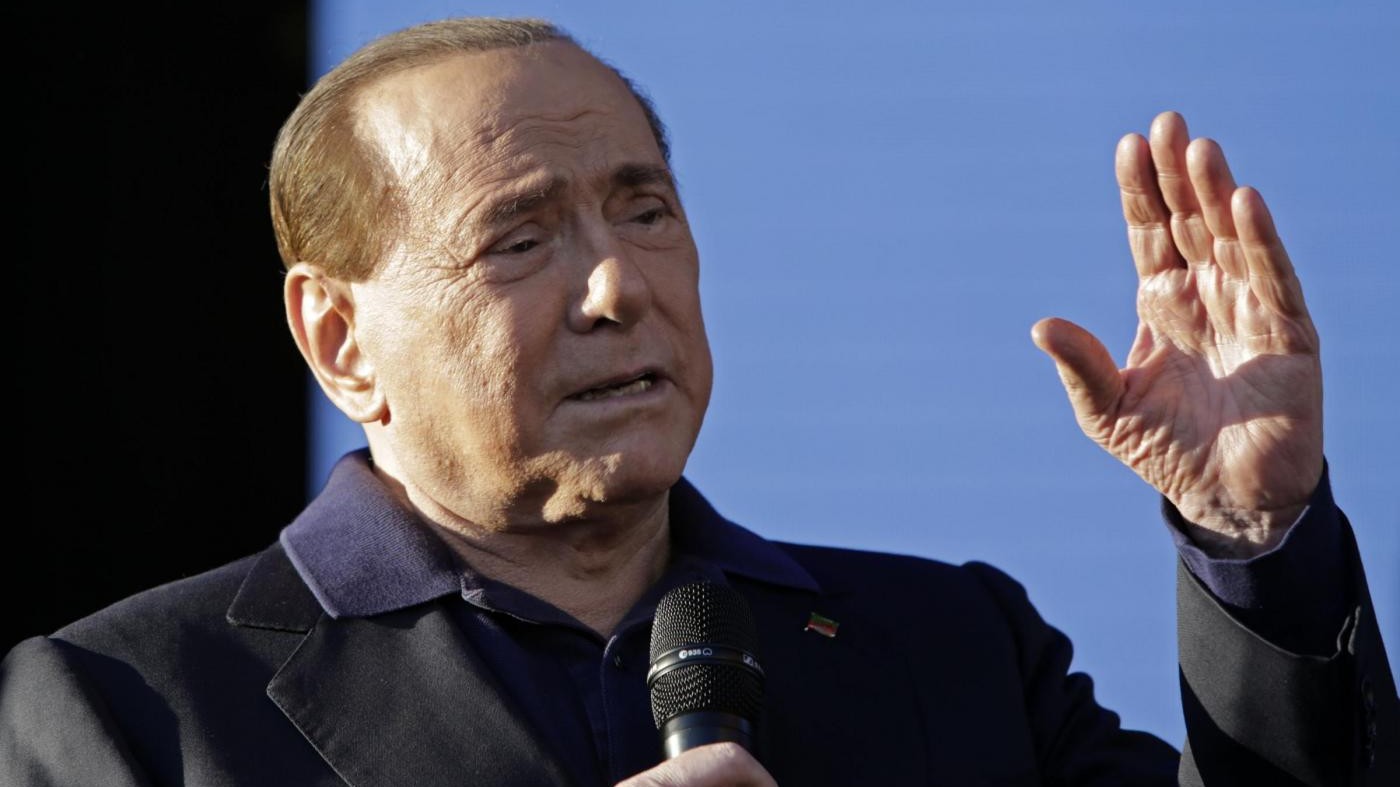 Berlusconi dice no al referendum: Uomo solo al comando