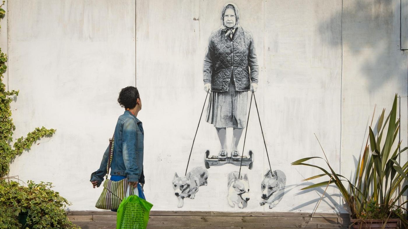 FOTO Regina Elisabetta II protagonista del murales di Catman