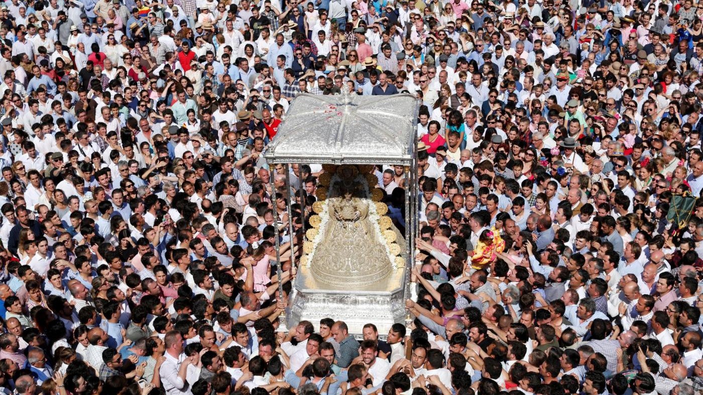 FOTO Folla di fedeli in processione al santuario di El Rocio - LaPresse