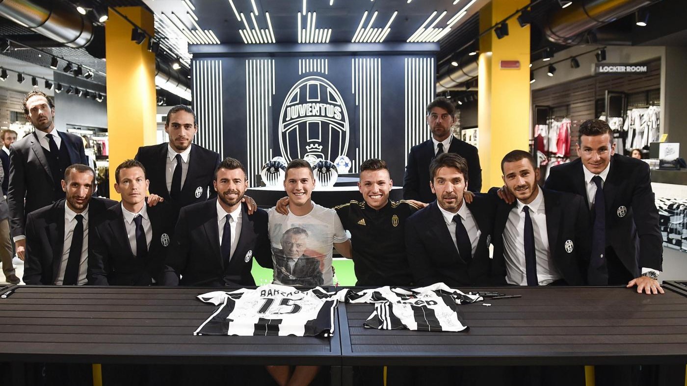 FOTO Juve, i pentacampioni d’Italia con i tifosi al JStore