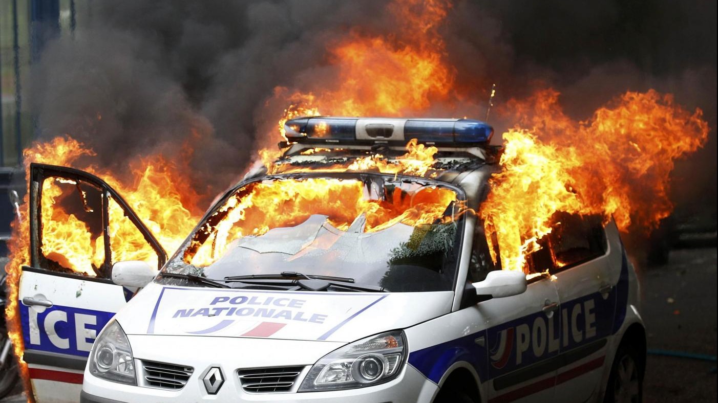 FOTO Parigi, auto polizia incendiata durante proteste Jobs Act