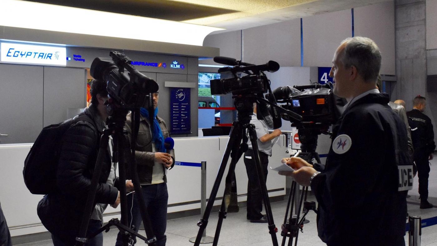 FOTO Parigi, aereo EgyptAir precipitato: giornalisti in aeroporto