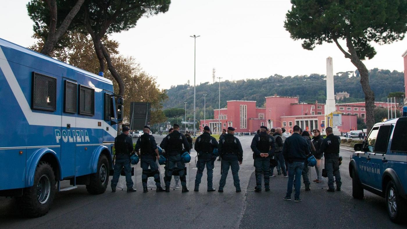 Roma-Austria Vienna, fermato bus con bombe carta e fumogeni