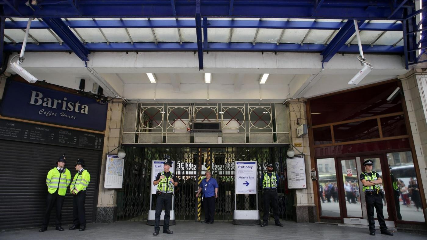 Pacco sospetto nella metro di Londra: indaga l’antiterrorismo