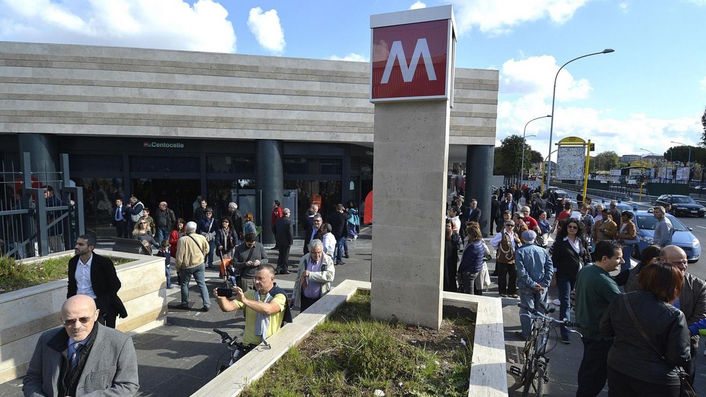 Roma, la porta del Metro B si stacca in moto: due contusi