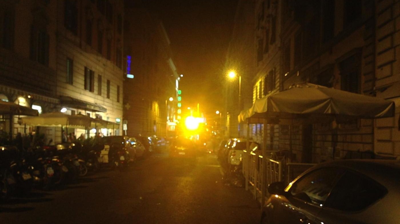 Roma, incendio nella notte in un appartamento: dieci evacuati