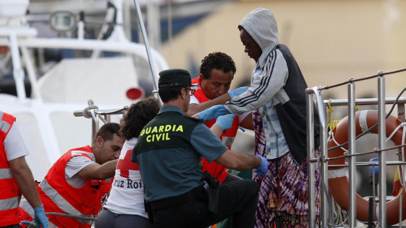 Migranti, 470 persone sbarcano a Napoli: 20 bimbi e un morto