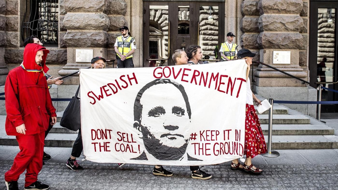 FOTO – Protesta a Stoccolma contro vendita di miniera di carbone