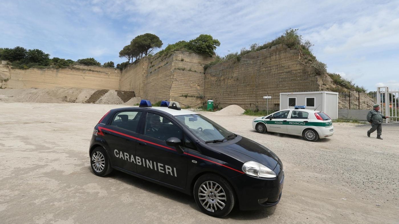 FOTO – Napoli, traffico illecito di rifiuti a Giugliano
