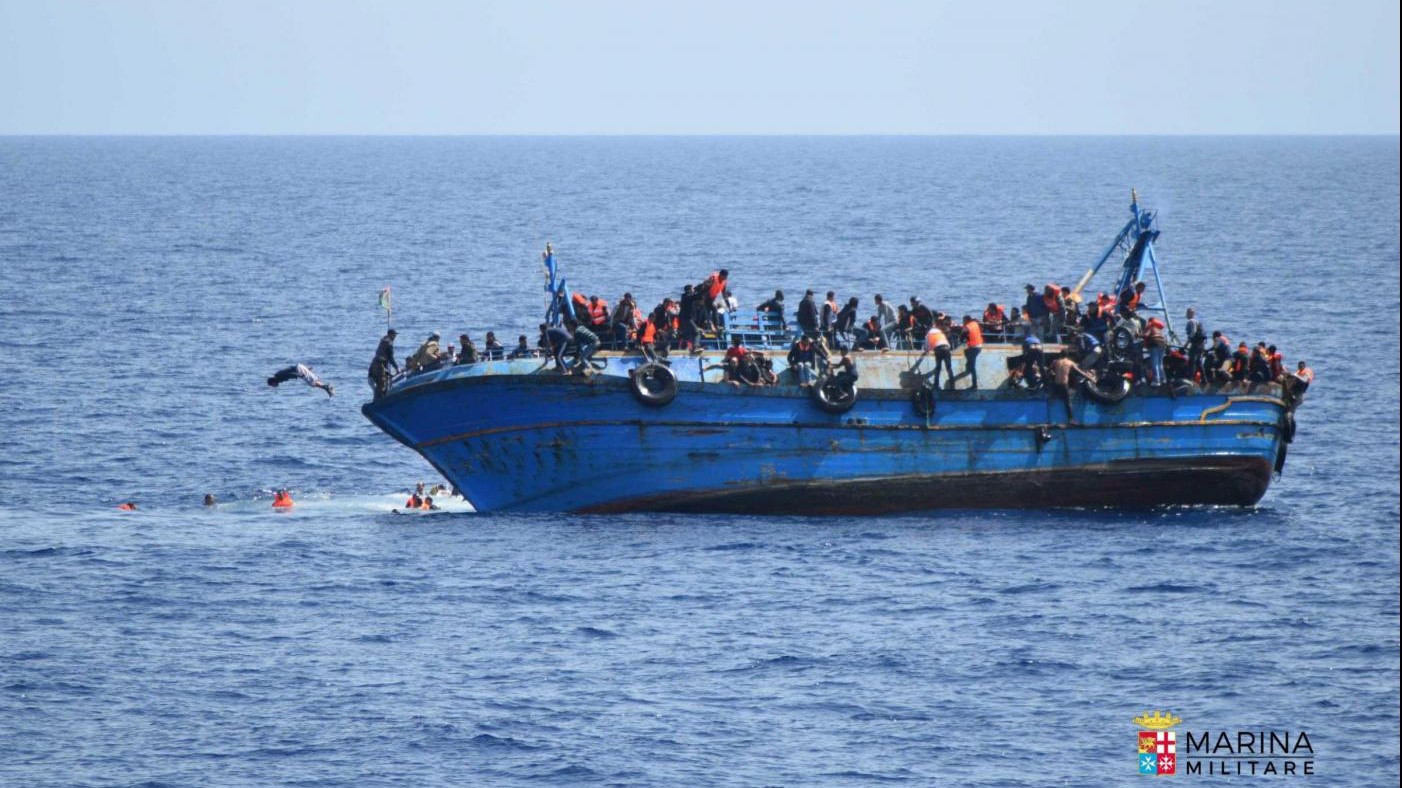 FOTO Barcone si capovolge a largo Libia: 500 migranti salvati, 5 morti