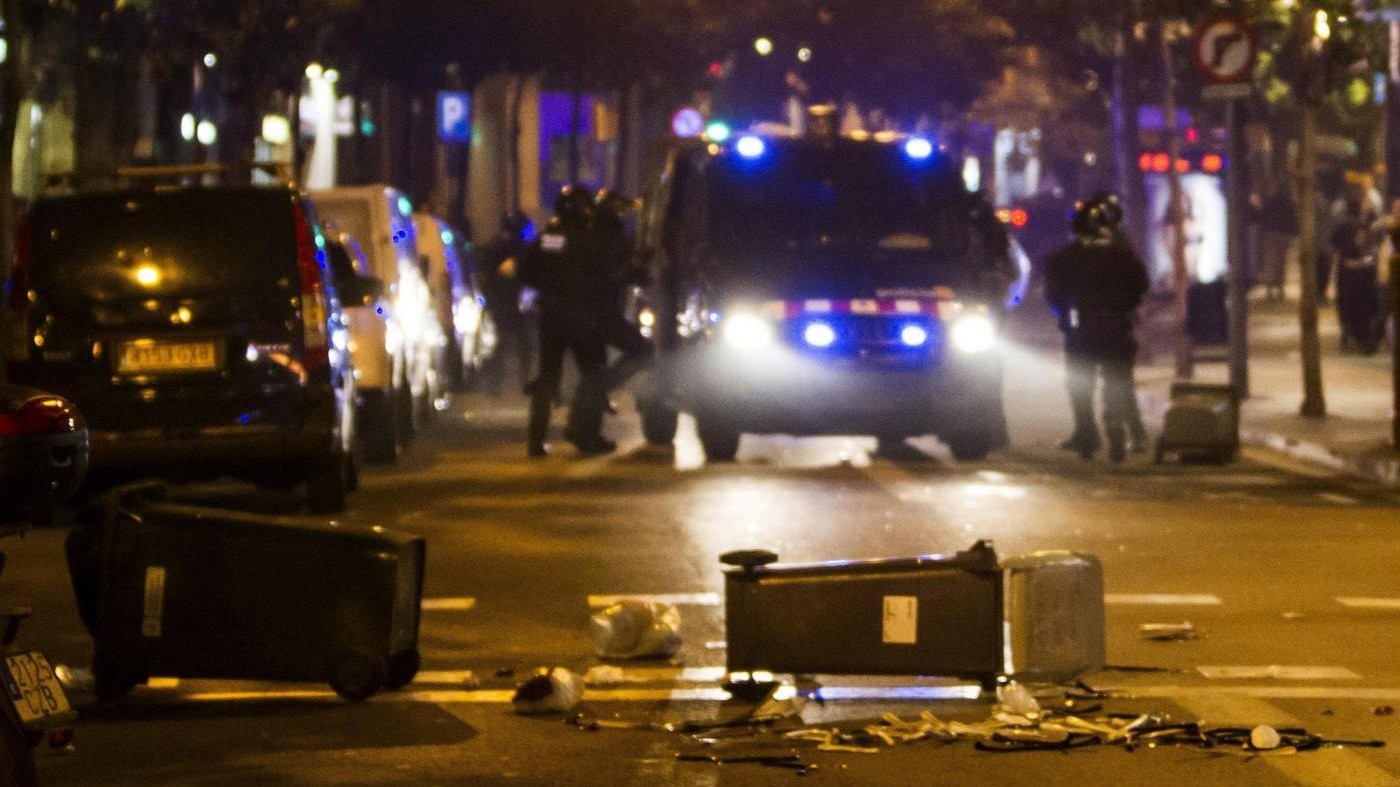 Barcellona, terza notte di scontri tra polizia e manifestanti