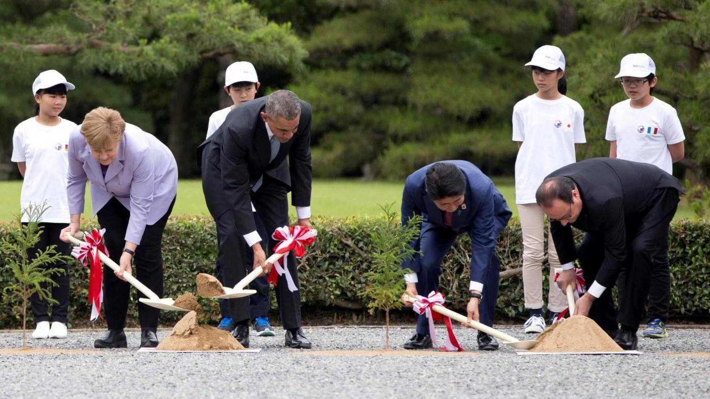 FOTO – G7, i leader piantano alberi al santuario di Ise