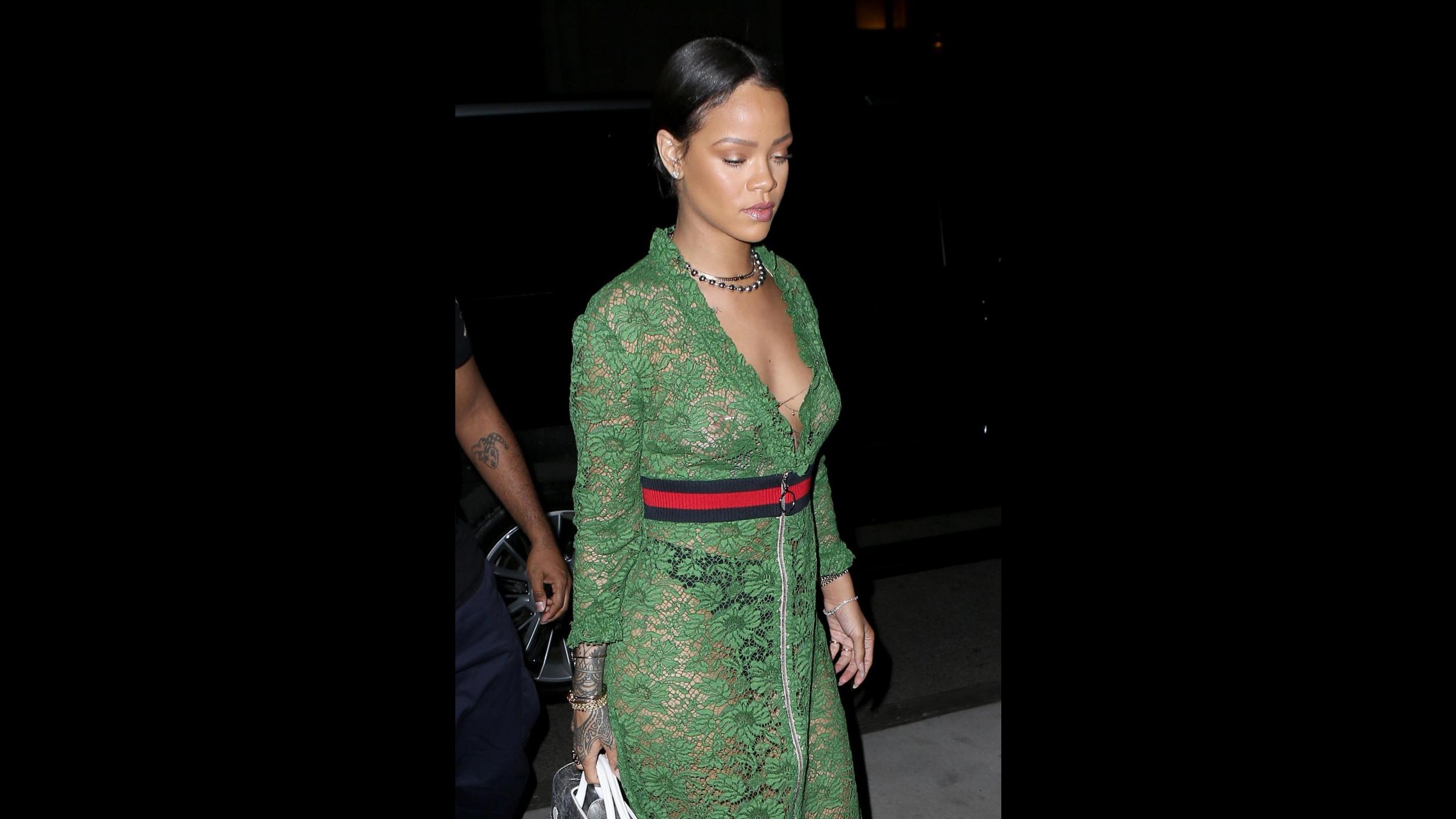 Pizzi, fronzoli e tutù verde: la scelta ‘acida’ di Rihanna