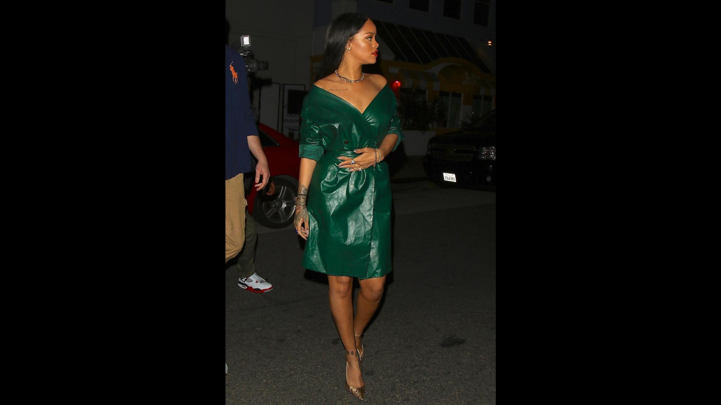 Pizzi, fronzoli e tutù verde: la scelta ‘acida’ di Rihanna