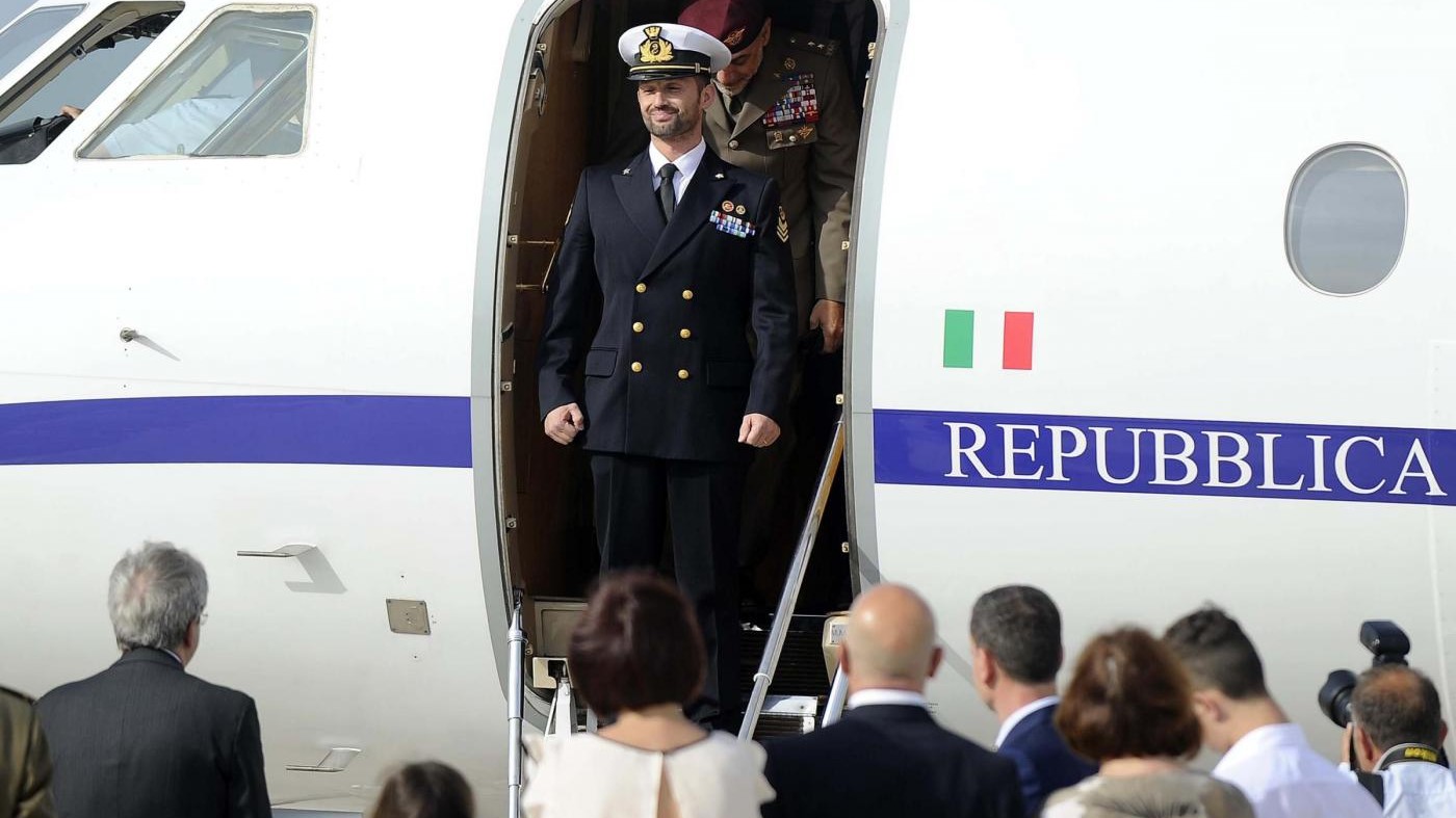 FOTO Il marò Girone atterra a Ciampino accolto da Pinotti