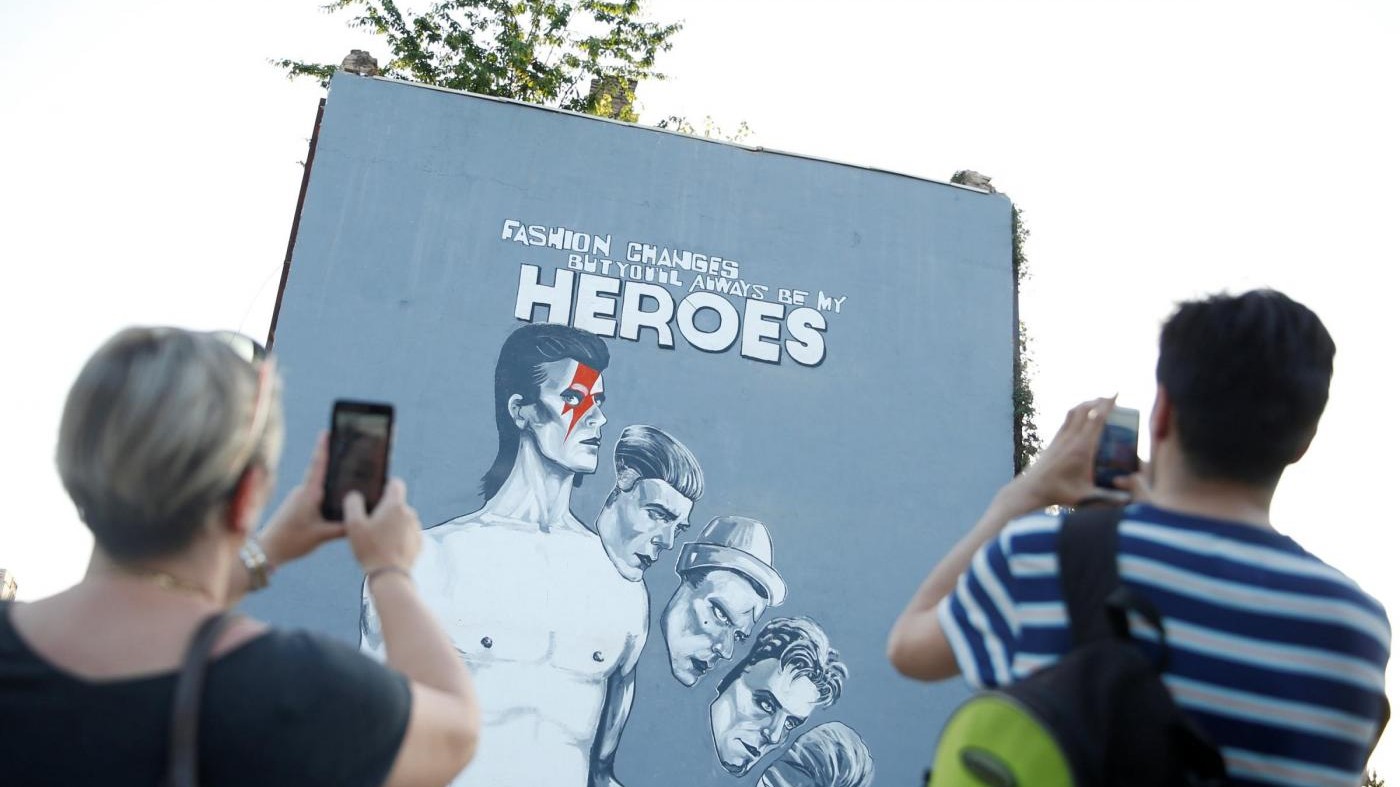 FOTO Sarajevo, svelato il murales dedicato a David Bowie