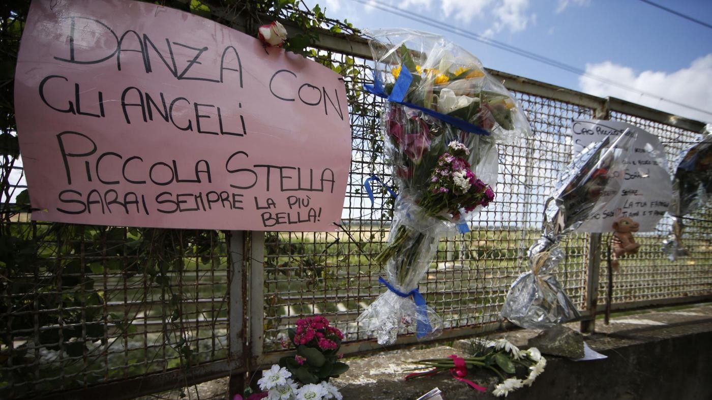 Fiori e messaggi per la 22enne carbonizzata dall’ex