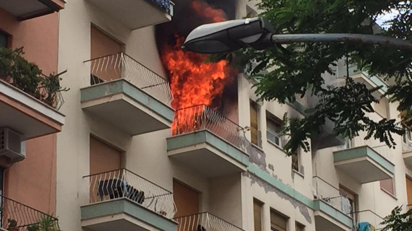 FOTO – Roma, incendio in un palazzo di via Rocca Priora a Colli Albani