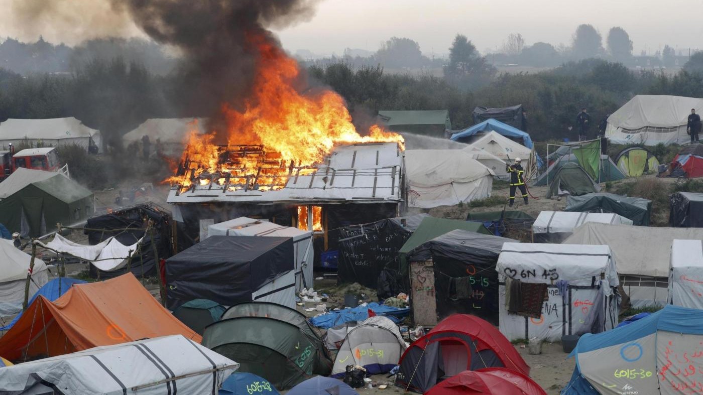 Migranti, caos e fiamme nella ‘Giungla’ di Calais