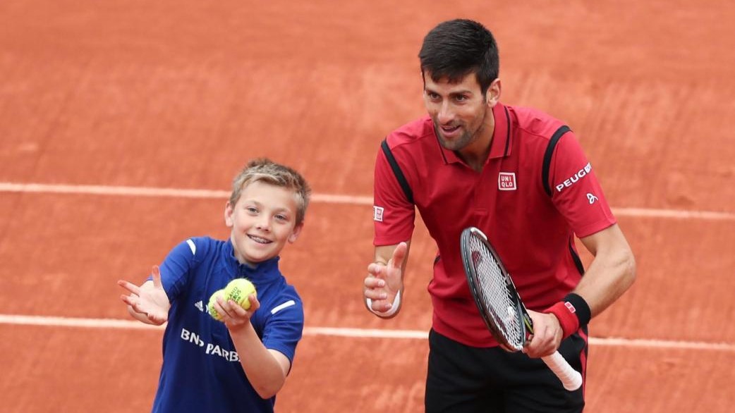 FOTO Djokovic trova il suo ‘amuleto’: è il giovane raccattapalle