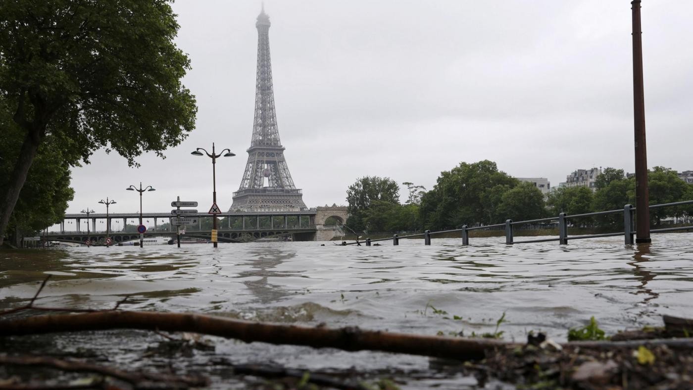 FOTO – Francia, la piena della Senna mette in allerta Parigi