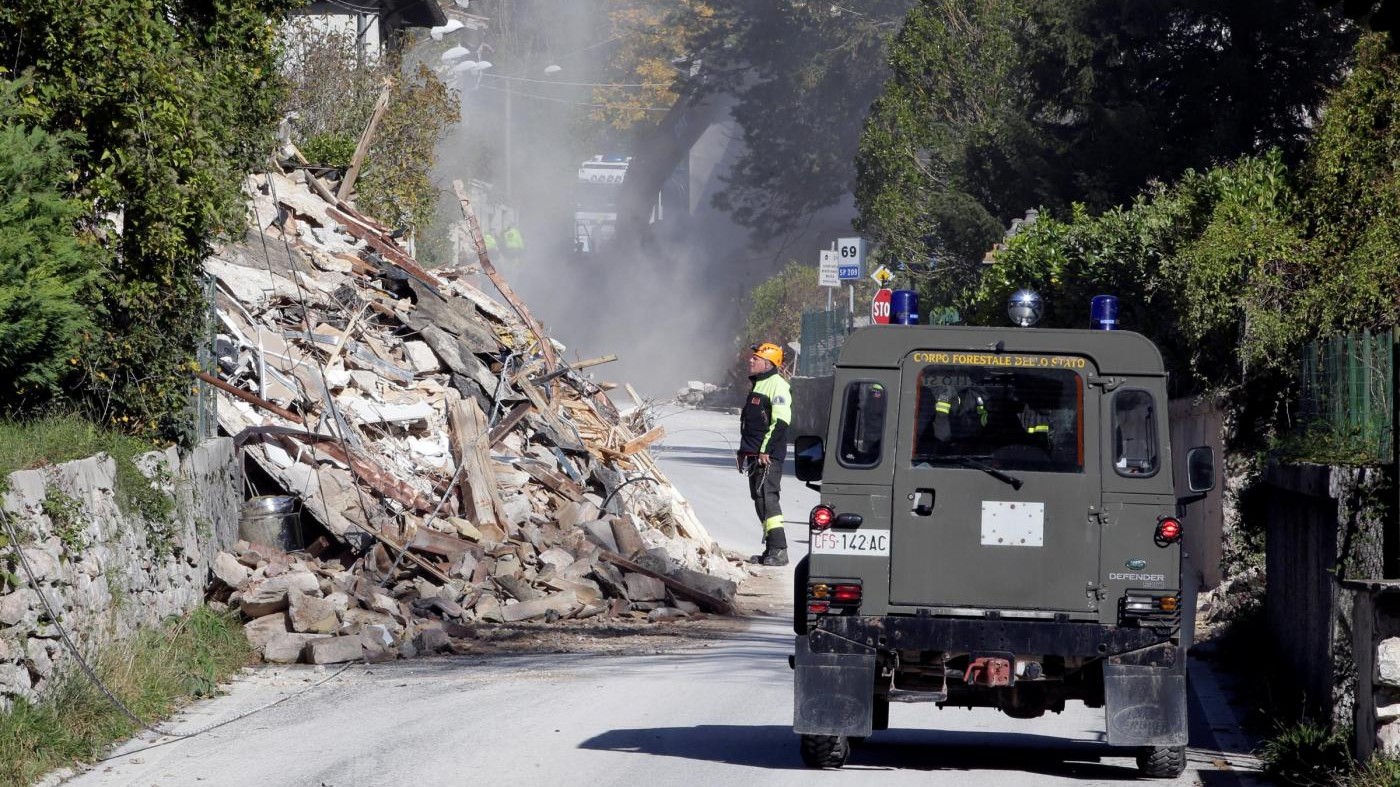 Terremoto, il Centro Italia non smette di tremare. Paura e crolli, 5 mila sfollati. Il governo stanzia 40 milioni / VIDEO – FOTO