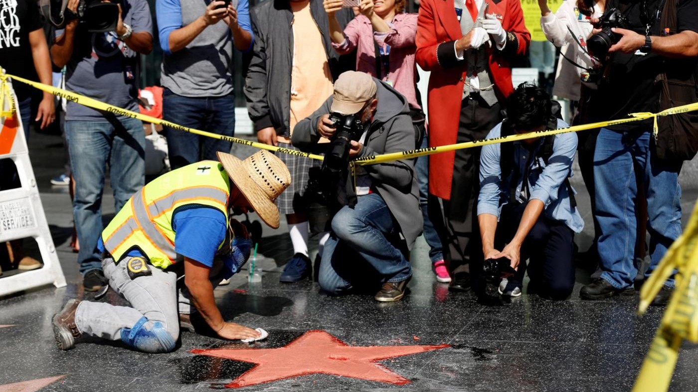 Vandalo distrugge stella di Trump sulla Walk of Fame