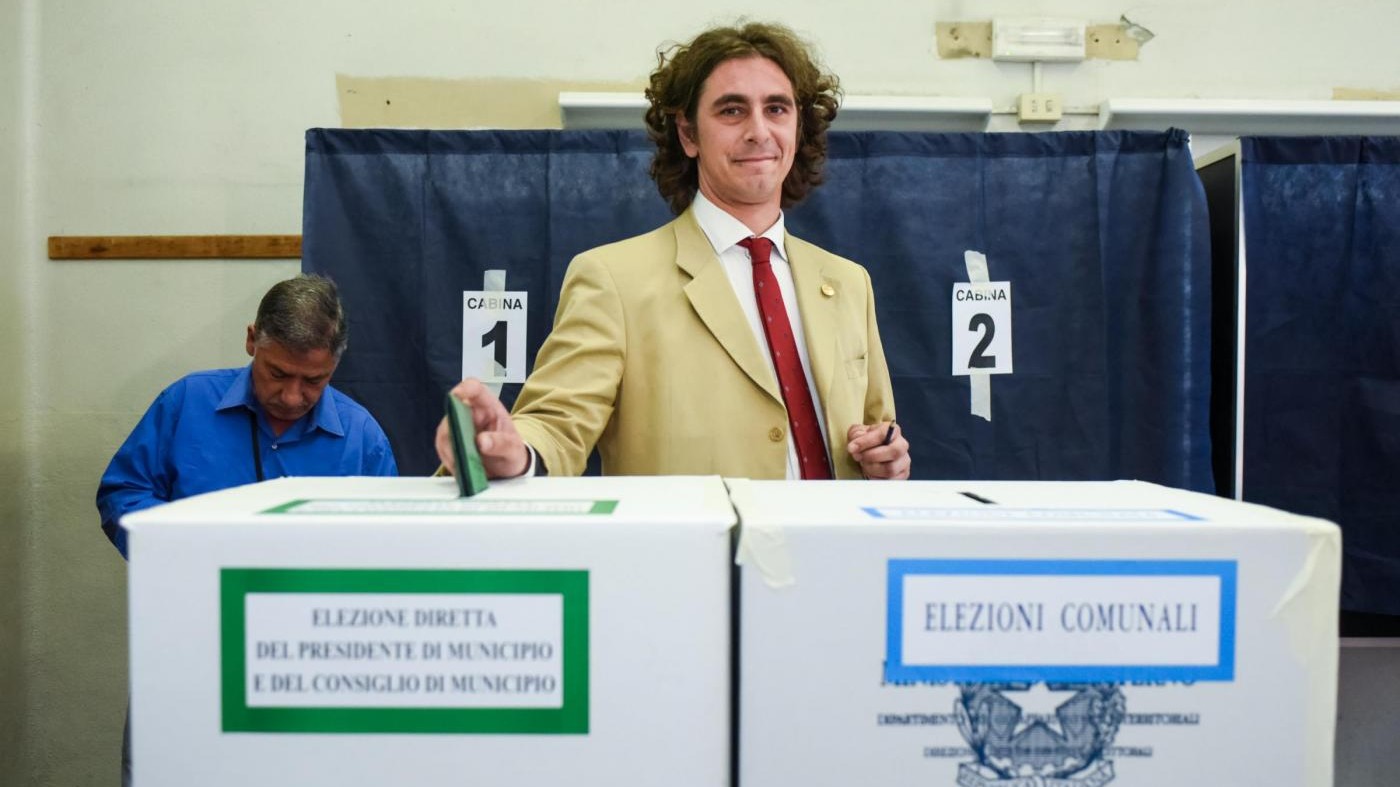 FOTO Milano, Gianluca Corrado al voto
