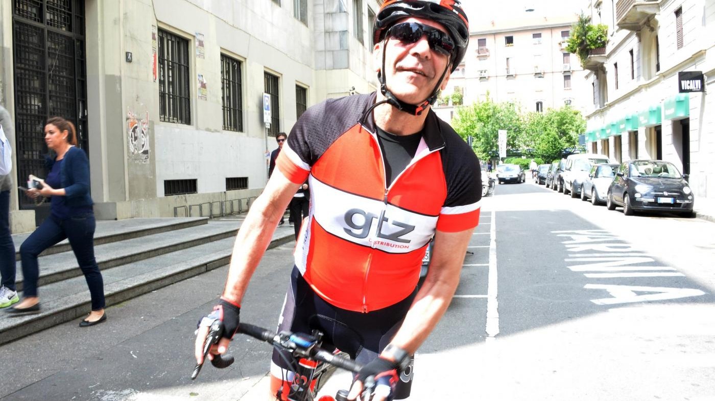 A Milano Parisi passa in bicicletta al seggio