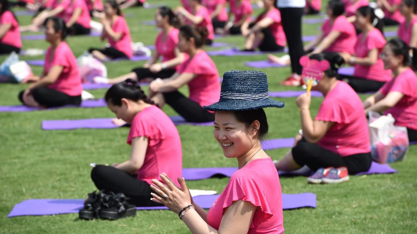 Cina, yoga di gruppo per più di 900 donne in gravidanza