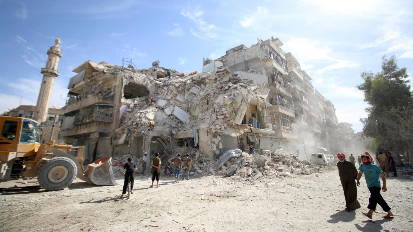 Siria, ribelli bombardano Aleppo: colpita scuola, morti bambini