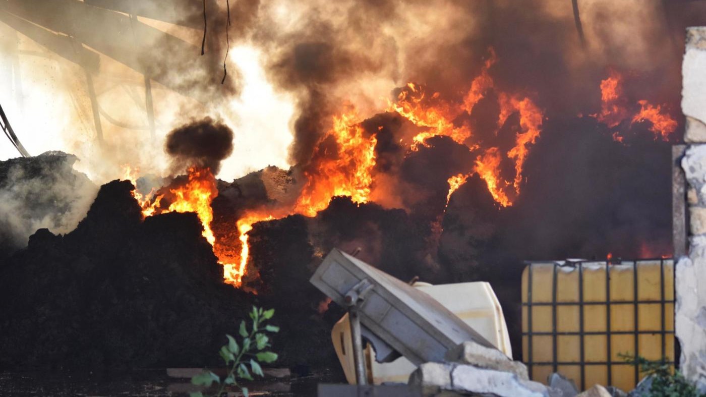 FOTO – A fuoco capannone sotto sequestro alla zona industriale di Catania
