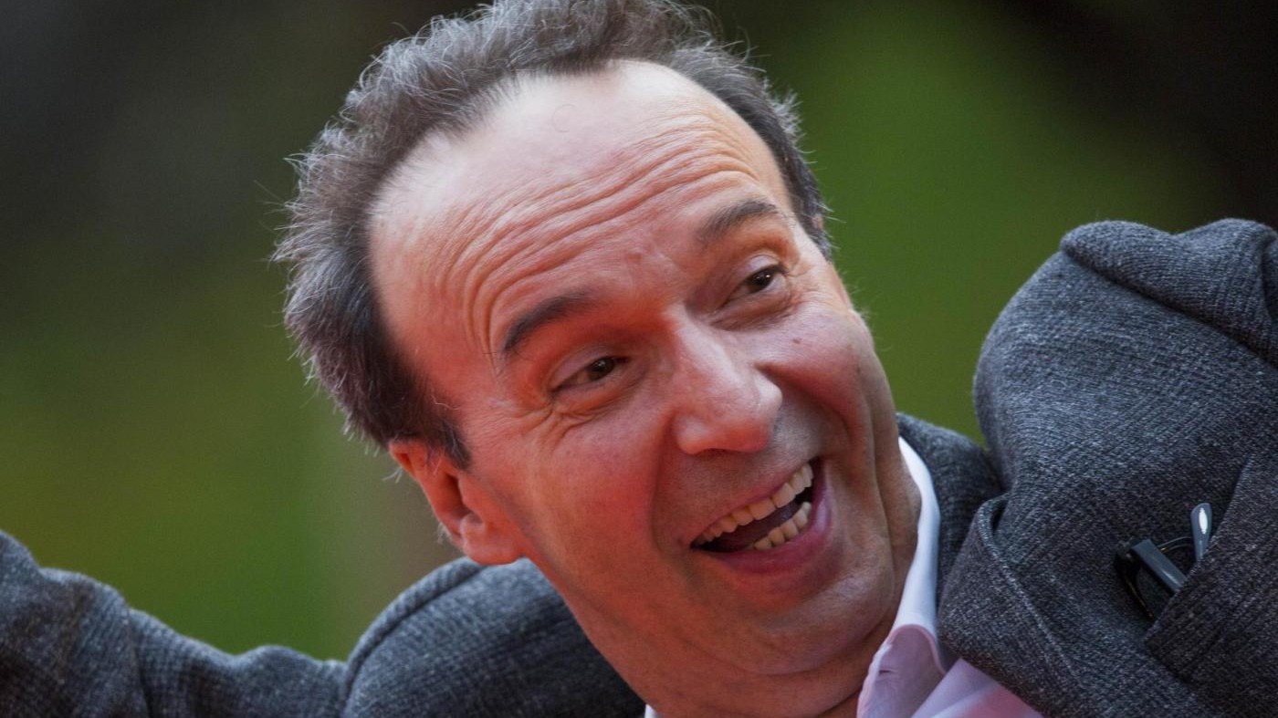 Benigni guida contro mano: gli ritirano la patente