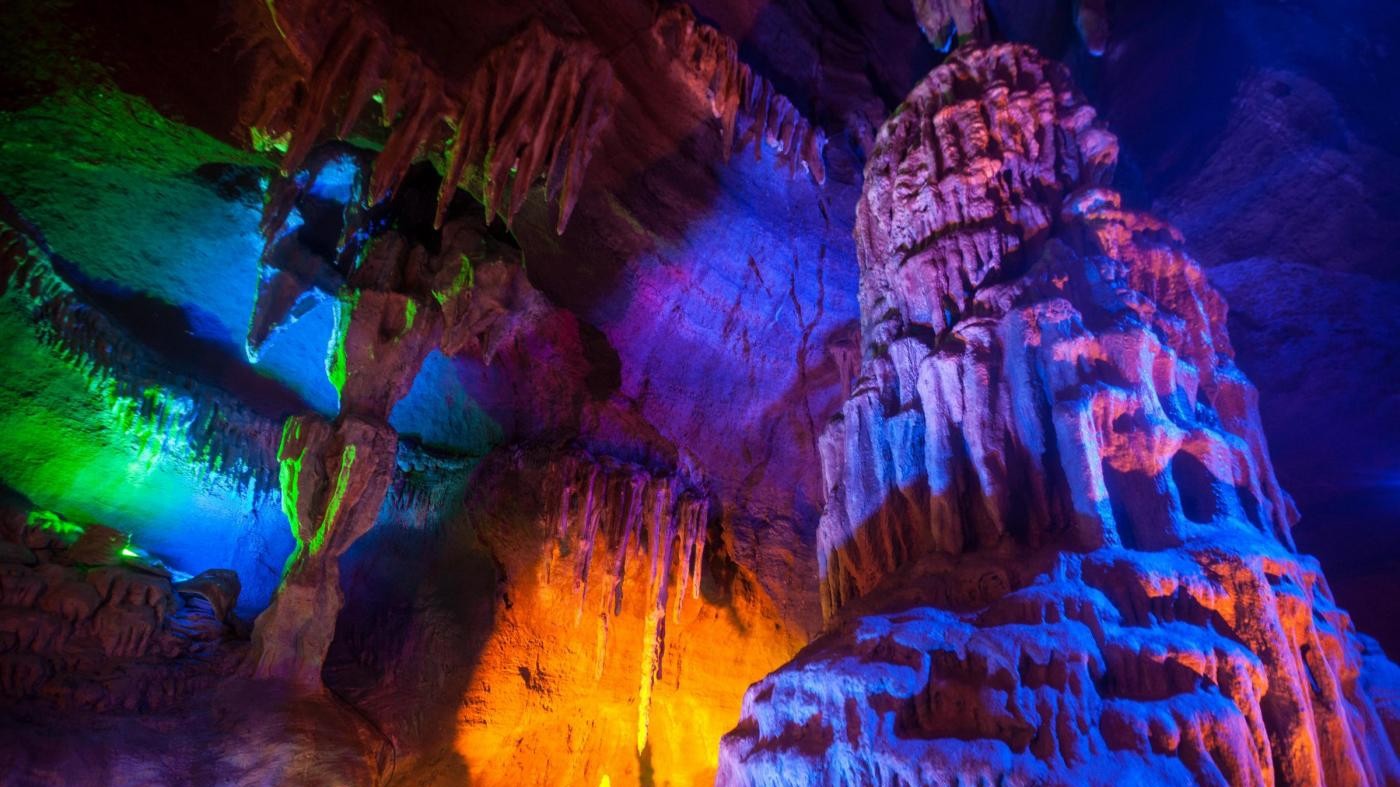 FOTO Show di luci nelle grotte della Longgang Mountain in Cina