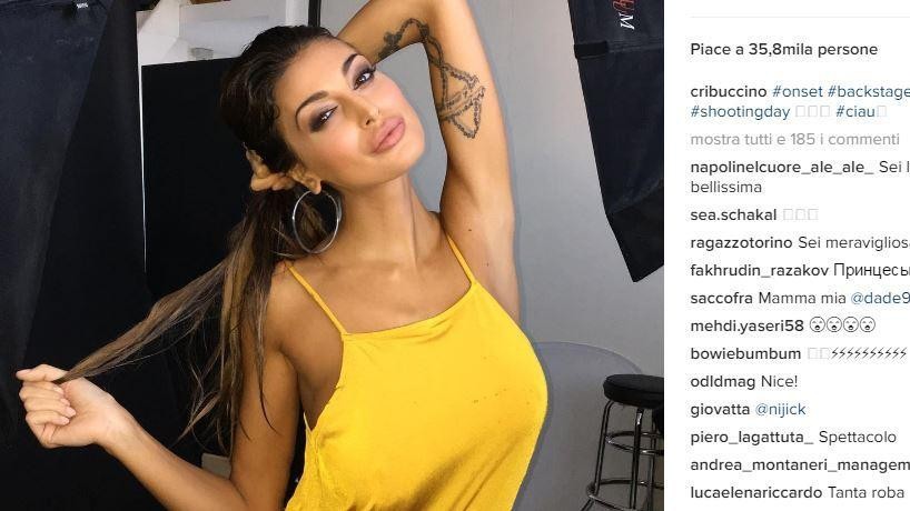 Cristina Buccino sensuale: abito giallo e niente reggiseno