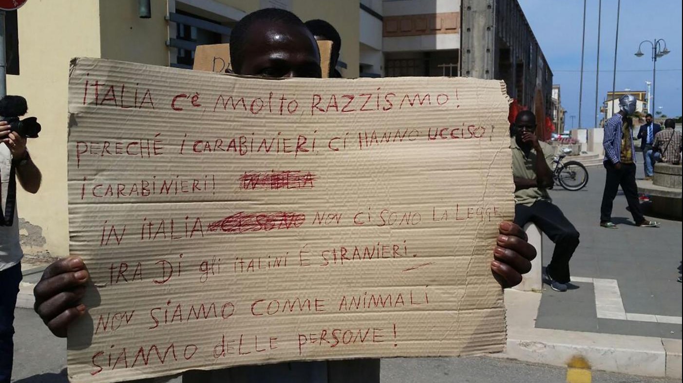FOTO Tensione a San Ferdinando: migranti in corteo
