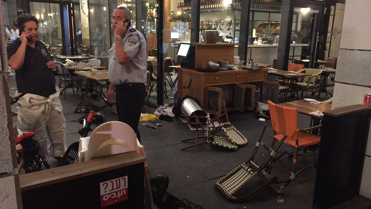 FOTO Attacco terroristico in un centro commerciale di Tel Aviv